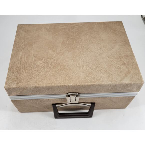 8 TRACK TAPE STORAGE / VINYL CARRYING CASE HOLDS 24 TAPE CARTRIDGES / VINTAGE - Picture 2 of 11